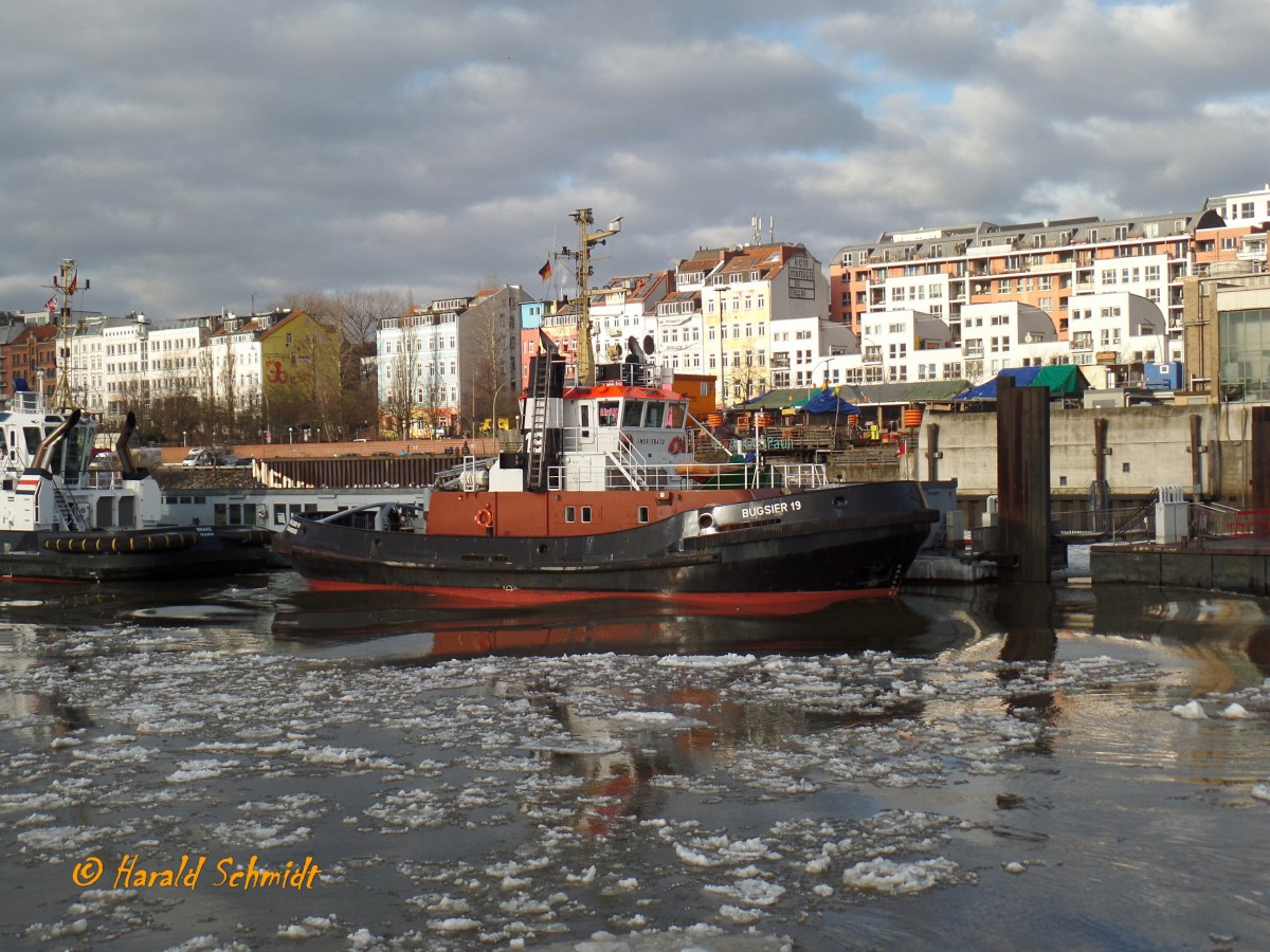 BUGSIER 19 (1)  (IMO 9158472) am 9.1.2016, Hamburg, Elbe Schlepperponton St. Pauli  / 

VSP-Schlepper / BRZ 359 / Lüa 30,6 m, B 11,0 m, Tg 5,12 m / 2 x Deutz SBV9M 628, VSP 28 G II, 3690 kW, 5016 PS, 13 kn, Pfahlzug 50 t / 1997 bei Hitzler-Werft, Lauenburg, D / Flagge: D , Heimathafen: Hamburg
