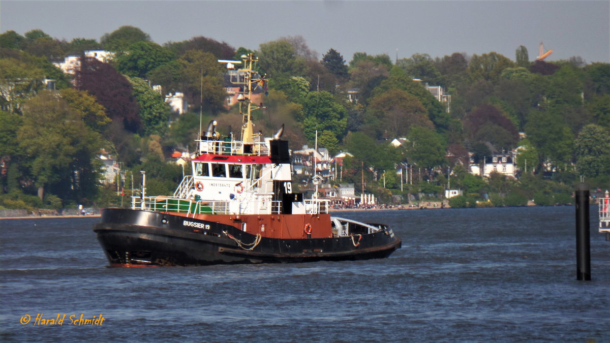 BUGSIER 19 (1)  (IMO 9158472) am 11.5.2017auf das zu assistierende Schiff wartend, Hamburg, Elbe Höhe Finkenwerder  / 

VSP-Schlepper / BRZ 359 / Lüa 30,6 m, B 11,0 m, Tg 5,12 m / 2 x Deutz SBV9M 628, VSP 28 G II, 3690 kW, 5016 PS, 13 kn, Pfahlzug 50 t / 1997 bei Hitzler-Werft, Lauenburg, D / Flagge: D , Heimathafen: Hamburg
