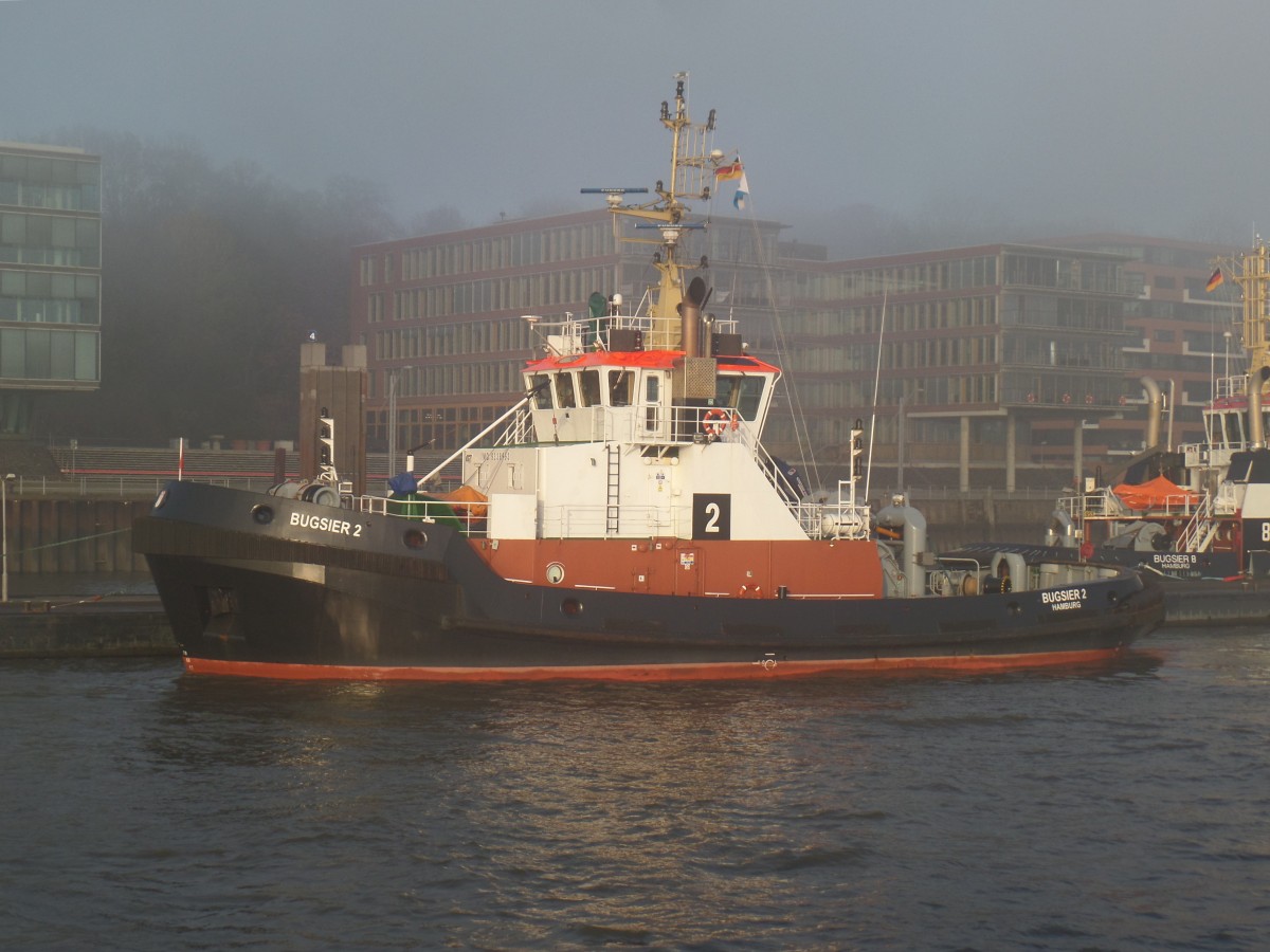 BUGSIER 2 (3) (2006) (IMO 9338993) am 25.11.2014, Hamburg, Elbe, Schlepperstation Neumühlen / Wir hatten an diesem Tag in Hamburg stellenweise dichten Nebel. Wenn die Sonne durchkam, ergaben sich stimmungsvolle Fotos /

Schlepper / BRZ  430 / Lüa 32,8 m, B 11,70 m, Tg 6,7 m / 2 Deutz-Diesel, ges. 5576 bhp, 4158 kW, 5653 PS, 2 Ruder Propeller in Kort-Düse, 12 kn, Pfahlzug 63 t / 2006 bei Damen Beheer, Hardinxveld-Giessendam, NL /
