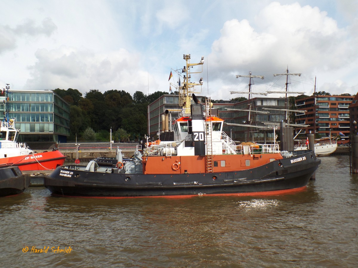 BUGSIER 20 (1) (IMO 9158484) liegend am 8.9.2015, Hamburg, Elbe, Schlepperponton Neumühlen /
Schlepper (Voith-Schneider Tractor) / 210 / BRZ 359 / Lüa 30.54 m, B 11 m, Tg 5,18 m / 2 Deutz-Diesel, SBV 9 M 628, ges. 3690 kW, 5017 PS, Voith-Propeller 28 G II, 13 kn, Pfahlzug 50,7 t / 1997 bei Hitzler, Lauenburg /
