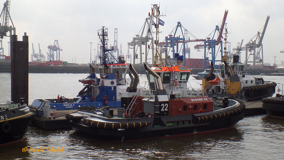 BUGSIER 22 (IMO 9763253) am 12.4.2016, Hamburg, Elbe, Schlepperponton Neumühlen / 
Hafenassistenzschlepper / Damen ASD 2411 /  Lüa 24,5 m, B 11,3 m, Tg 4,6 m /  1 Diesel, Caterpillar 3516C, ges. 4.200 kW, 5.710 PS, 2 Ruderpropeller, Rolls-Royce RRUS255, Pfahlzug 65/70 t / gebaut 2016 bei Damen Shipyard, Netherland (Haiphong, Vietnam)  / Flagge Deutschland, Heimathafen Hamburg /
Bei dem Typ „Damen 2411“ handelt es sich um den gleichen Schleppertyp wie BRAKE, PERFECT + PROMT von Lütgens & Reimers aus den Jahren 2013 + 2015 und PETER in 2008 von Petersen & Alpers.

