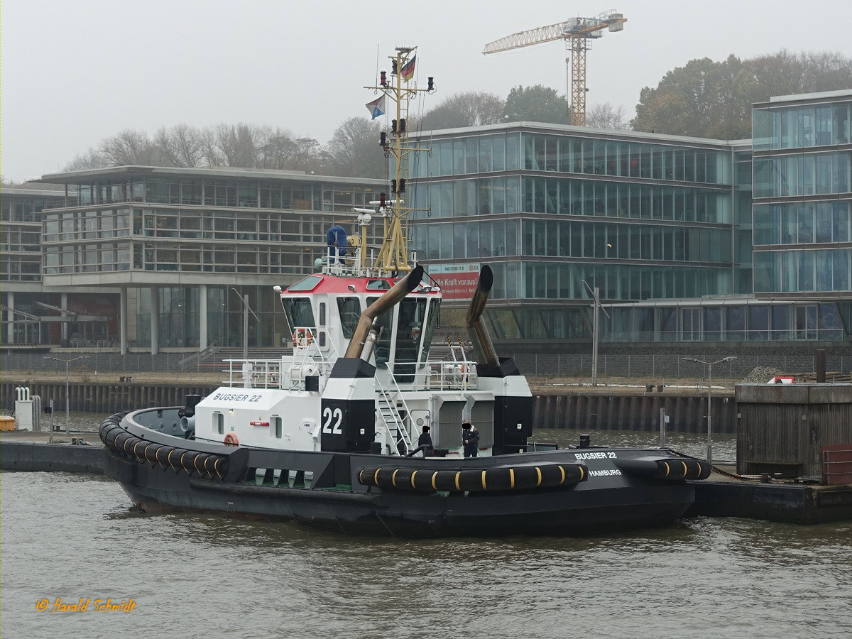 BUGSIER 22 (IMO 9763253) am 11.11.2020, Hamburg, Elbe, Liegeplatz Schlepperponton Neumühlen /
Hafenassistenzschlepper / Damen ASD 2411 /  Lüa 24,5 m, B 11,3 m, Tg 4,6 m /  1 Diesel, Caterpillar 3516C, ges. 4.200 kW, 5.710 PS, 2 Ruderpropeller, Rolls-Royce RRUS255, Pfahlzug 65/70 t / gebaut 2016 bei Damen Shipyard, Netherland (Haiphong, Vietnam)  / Flagge Deutschland, Heimathafen Hamburg /
