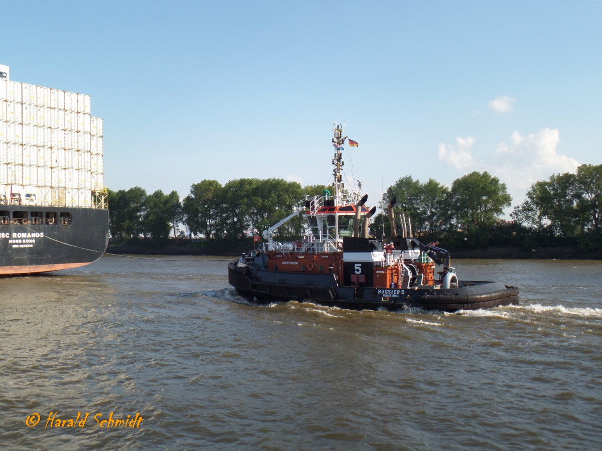 BUGSIER 5 (3) (IMO 9376206) am 23.7.2014, Hamburg, Elbe Höhe Bubendeyufer, als Heckschlepper bei der Assistenz des Containerschiffes MSC ROMANOS / 

Rotor-Schlepper / GT 380  / Lüa 25,98 m, B 11,5 m, Tg 5,95 m / 3 Wärtsilä 8 L 20,  6530 PS, 3 Azimuth Propeller in Kort-Düse, 13 kn, Pfahlzug 82,2 t / gebaut 2008 bei ASL Shipyard Pte Ltd, Singapore
