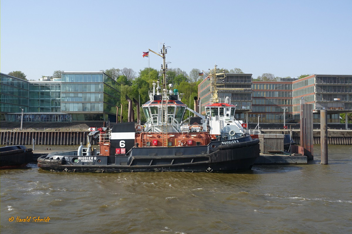 BUGSIER 6 (4) (IMO 9376218) am 23.4.2019, Hamburg, Elbe, Schlepperponton Neumühlen /

Rotor-Schlepper / GT 380  / Lüa 28,3 m, B 11,5 m, Tg 5,95 m / 3 Wärtsilä 8 L 20,  ges. 4.800 kW (6526 PS), 3 Azimuth Propeller in Kort-Düse, 12 kn, Pfahlzug 83,4 t / gebaut 2007 bei ASL Shipyard Pte Ltd, Singapore
