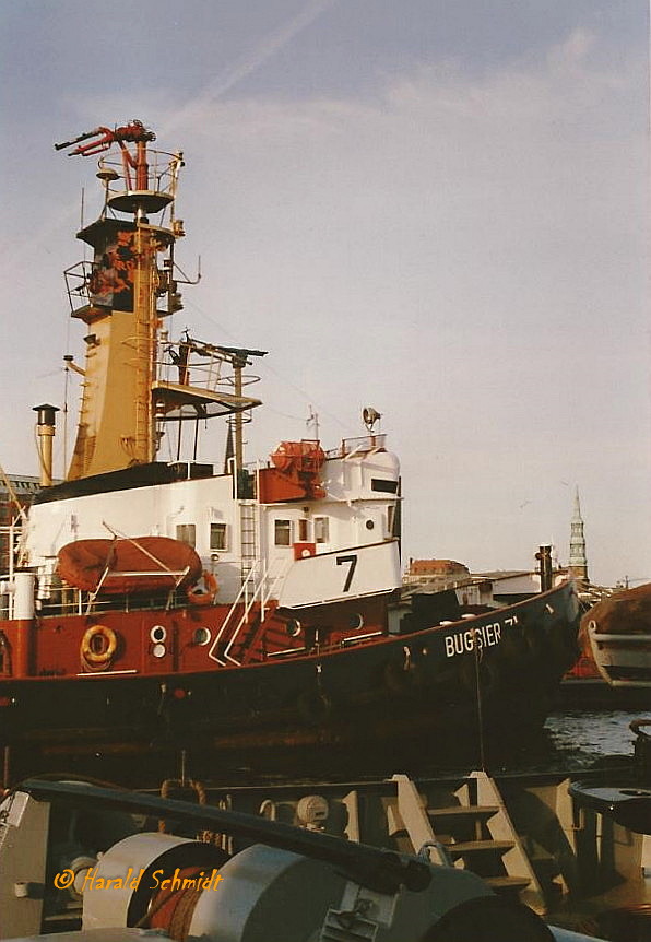 BUGSIER 7 (3) (IMO 7213981)  - Detailansicht, Aufnahme von 1987  -  Hamburg, Elbe, Schlepperponton Überseebrücke, (scan vom Foto)  /
Schlepper / 246 BRT / Lüa 31,42 m, B 9,2 m, Tg 4,7 m / 1 Deutz-Diesel, 2000 PSe (2750 PSi), Kort-Ruderdüse, 13 kn, Pfahlzug 42 t / gebaut 1972 bei Schichaqu-Unterweser, Bremerhaven für Bugsier Hamburg  / 2000 verkauft nach Trapani, Sizilien, neuer Name ERICE /
