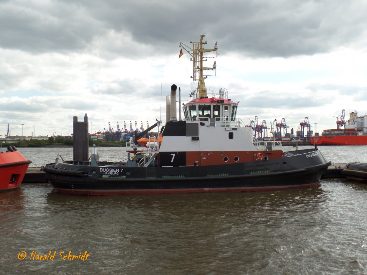 BUGSIER 7 (4) (IMO 9693252) am 26.8.2014, Hamburg, Elbe Schlepperstation Övelgönne /

Seehafen-Assistenzschlepper / BRZ 387 / Lüa 31 m, B 11,3 m, Tg 6,2 m / 2 Diesel, ABC, ges. 4780 kW (6500 PS), 2 Schottel SRP 4000 T CP), 12 kn, Pfahlzug 72 t / gebaut 2014 bei Fassmer, Bremen / 
