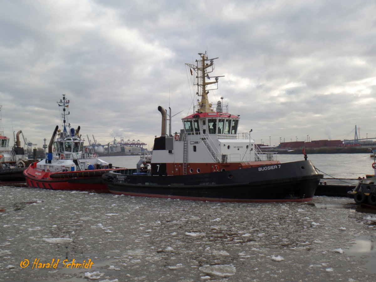 BUGSIER 7 (4) (IMO 9693252) am 9:1:2016, Hamburg, Elbe Schlepperstation Neumühlen /

Seehafen-Assistenzschlepper / BRZ 387 / Lüa 31 m, B 11,3 m, Tg 6,2 m / 2 Diesel, ABC, ges. 4780 kW (6500 PS), 2 Schottel SRP 4000 T CP), 12 kn, Pfahlzug 72 t / gebaut 2014 bei Fassmer, Bremen / 

