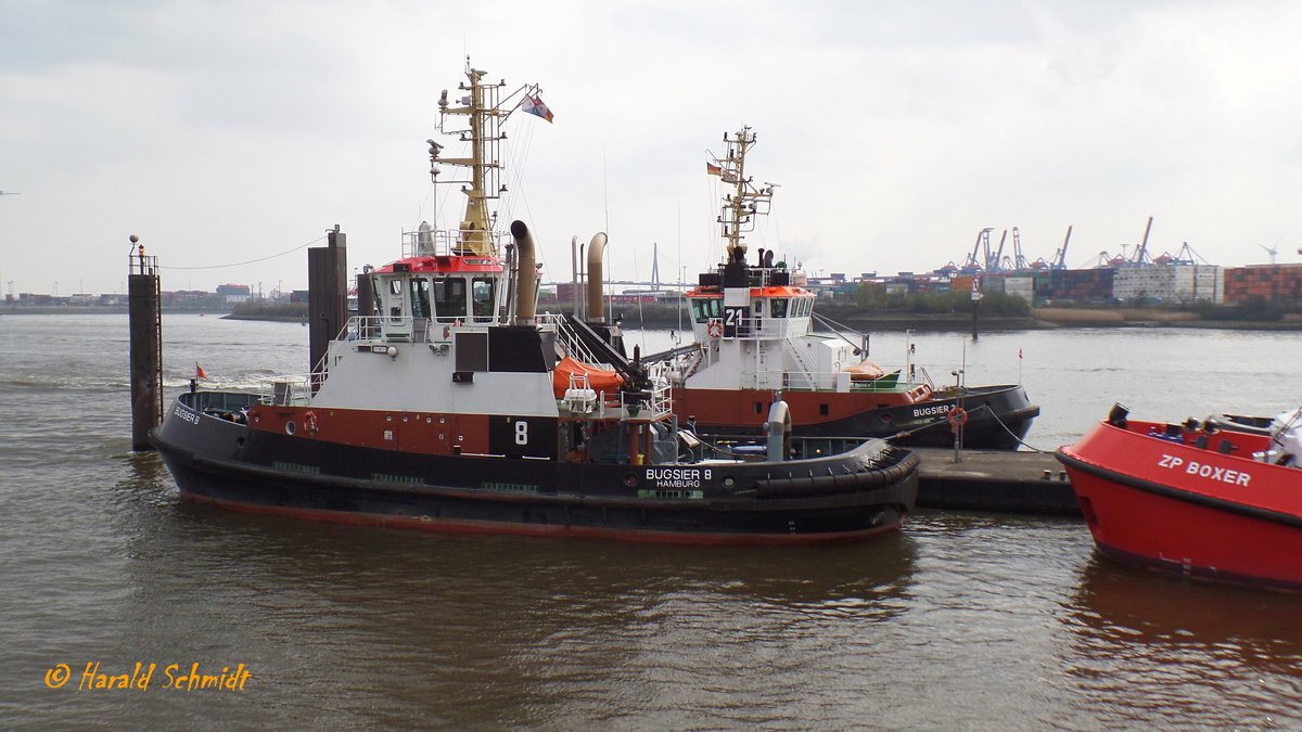 BUGSIER 8 (5) (IMO 9693264) am 12.4.2016, Hamburg, Elbe Schlepperstation Neumühlen /

Seehafen-Assistenzschlepper / BRZ 440 / Lüa 31,5 m, B 11,3 m, Tg 6,2 m / 2 Diesel, ABC, ges. 4498 kW (6116 PS), 2 Schottel SRP 4000 T CP), 12 kn, Pfahlzug 72 t / gebaut 2014 bei Fassmer, Bremen / 
