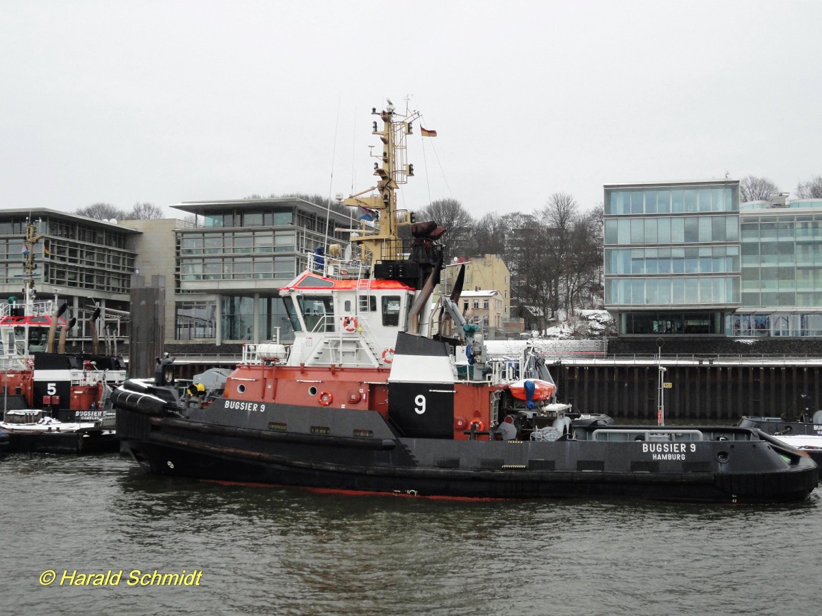 BUGSIER 9 (IMO 9429558) am 13.3.2013, Hamburg, Elbe, Schlepperponton Neumühlen /
Schlepper / BRZ 485 / Lüa 33,1 m, B 12,6 m, Tg 6,1 m / 2 Wärtsilä-Diesel, ges. 4800 kW, 6528 PS, 2 Rolls-Royce Ruder-Propeller in Kortdüse, 14 kn, Pfahlzug 84 t / 2009 bei Gemsan Shipbuilding Industry, Istanbul, Türkei /
