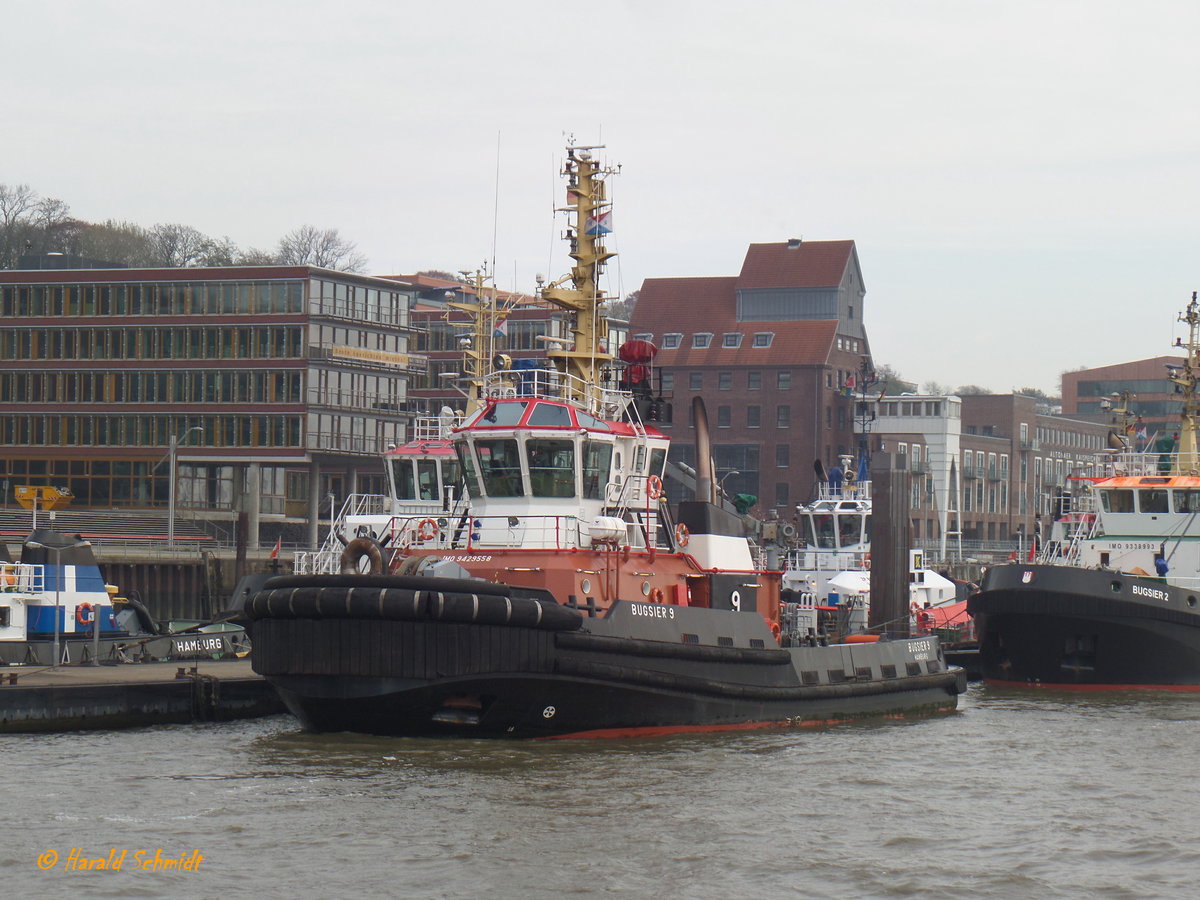 BUGSIER 9 (IMO 9429558) am 13.11.2016, Hamburg, Elbe, Schlepperponton Neumühlen /

ASD-Schlepper / BRZ 485 / Lüa 33,1 m, B 12,6 m, Tg 6,1 m / 2 Wärtsilä-Diesel, ges. 4800 kW, 6528 PS, 2 Rolls-Royce Ruder-Propeller in Kortdüse, 14 kn, Pfahlzug 84 t / 2009 bei Gemsan Shipbuilding Industry, Istanbul, Türkei /
