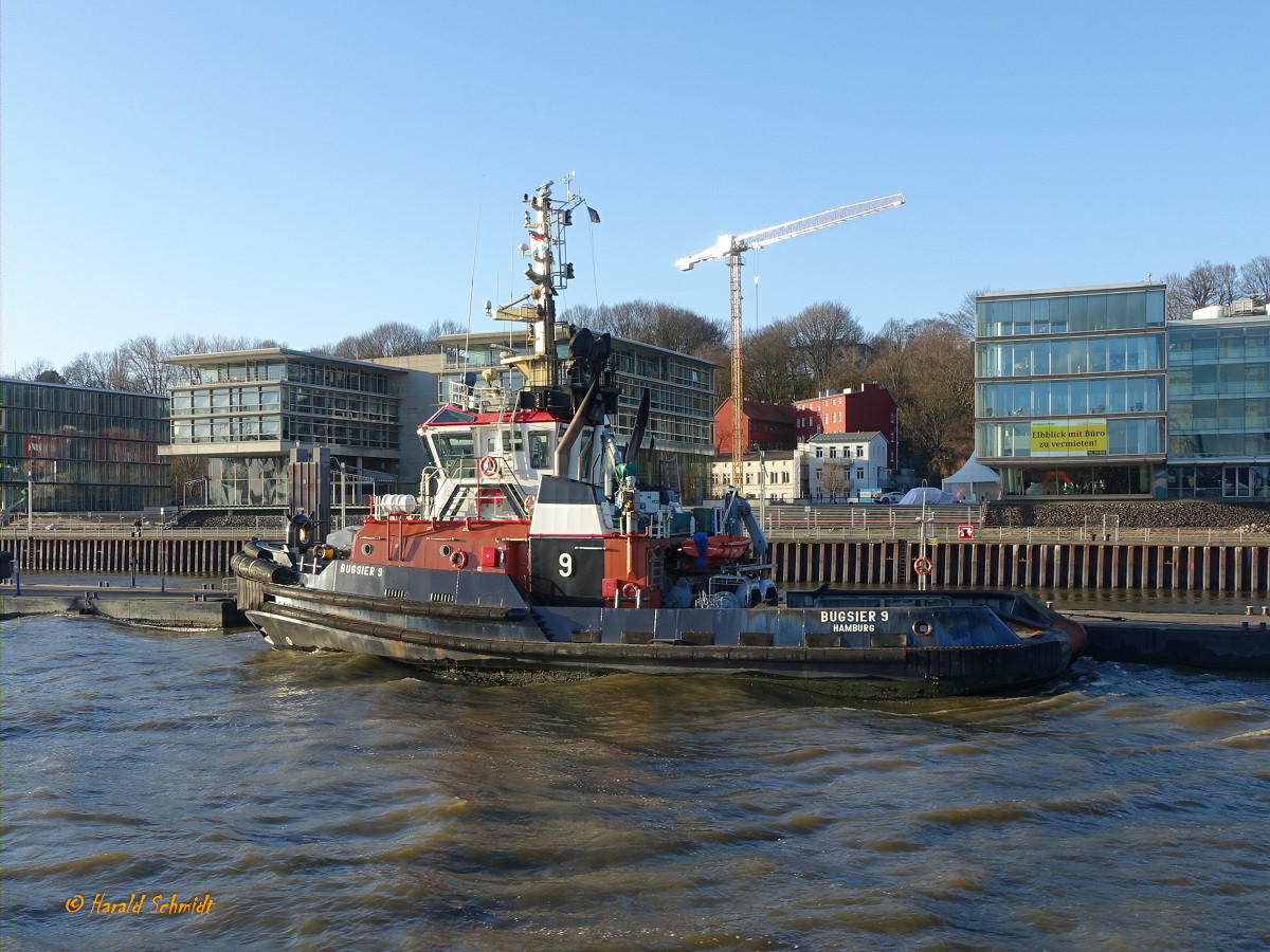 BUGSIER 9 (IMO 9429558) am 19.3.2019, Hamburg, Elbe, Schlepperponton Neumühlen /

ASD-Schlepper / BRZ 485 / Lüa 33,1 m, B 12,6 m, Tg 6,1 m / 2 Wärtsilä-Diesel, ges. 4800 kW, 6528 PS, 2 Rolls-Royce Ruder-Propeller in Kortdüse, 14 kn, Pfahlzug 84 t / 2009 bei Gemsan Shipbuilding Industry, Istanbul, Türkei /
