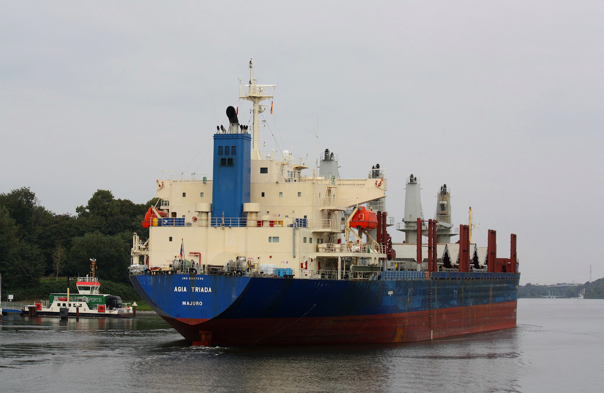 Bulk AGIA TRIADA (IMO:9397236) L.175 m B.29 m Flagge Marshall Islands im NOK bei Schacht-Audorf am 08.09.2021 Richtung Schleuse Kiel.