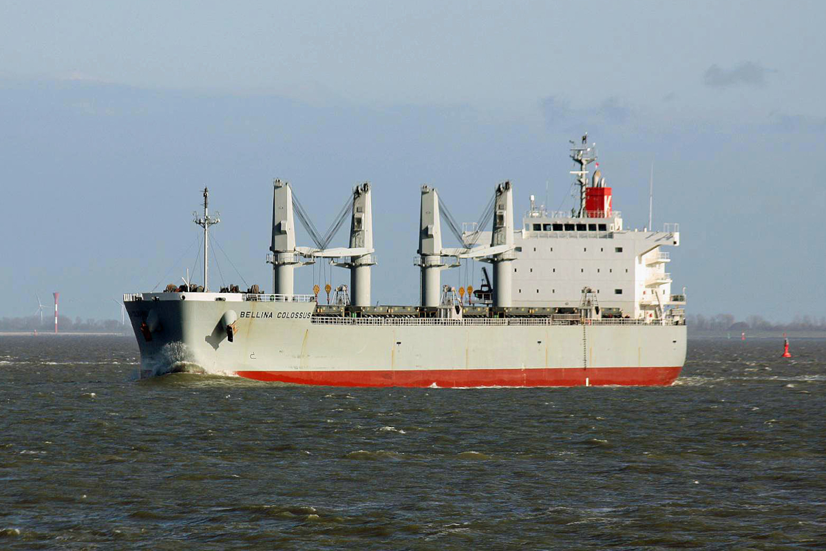 Bulk BELLINA COLOSSUS (IMO:9552977) Flagge Singapore auf der Elbe am 23.03.2016 vor Cuxhaven.