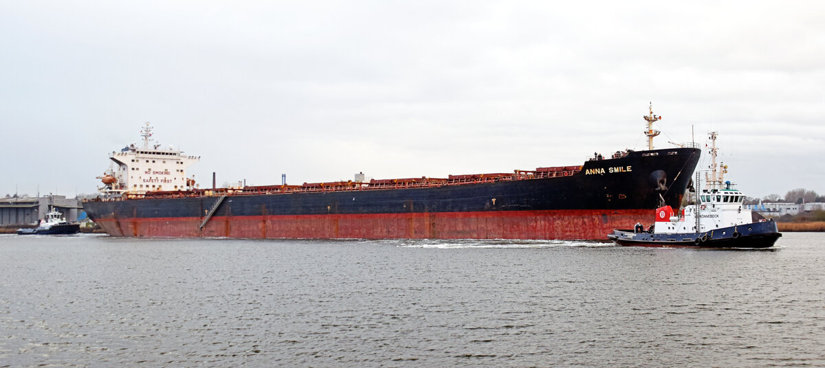 Bulk Carrier ANNA SMILE (IMO 9280770) am 11.12.2021. Die Schlepper VB RÖNNEBECK und ARGUS geben dem 225 Meter langen Massengutfrachter die erforderliche Unterstützung bei der Fahrt entlang der Trave (hier beim Verlassen des Vorwerker Hafens). ANNA SMILE hat beim Rautenbergsilo Nordlandkai Gerste für den Iran geladen.