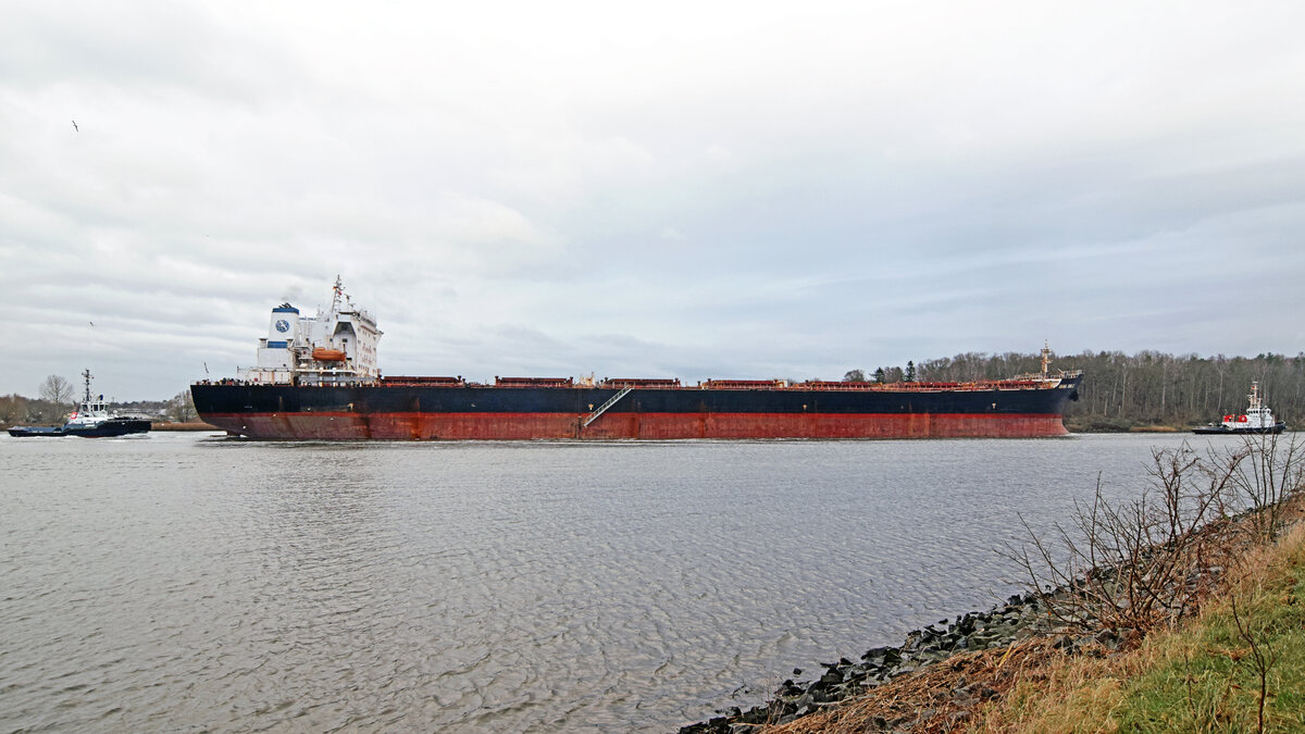 Bulk Carrier ANNA SMILE (IMO 9280770) am 11.12.2021. Die Schlepper VB RÖNNEBECK und ARGUS geben dem 225 Meter langen Massengutfrachter die erforderliche Unterstützung bei der Fahrt entlang der Trave (hier kurz nach Verlassen des Vorwerker Hafens). ANNA SMILE hat beim Rautenbergsilo Nordlandkai Gerste für den Iran geladen.