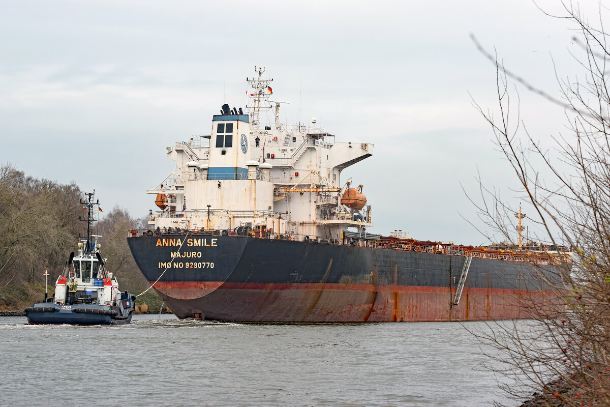 Bulk Carrier ANNA SMILE (IMO 9280770) am 11.12.2021. Die Schlepper VB RÖNNEBECK und ARGUS (dieser ist links im Bild zu sehen) geben dem 225 Meter langen Massengutfrachter die erforderliche Unterstützung bei der Fahrt entlang der Trave (hier in Höhe Teerhofinsel). ANNA SMILE hat beim Rautenbergsilo Nordlandkai Gerste für den Iran geladen.