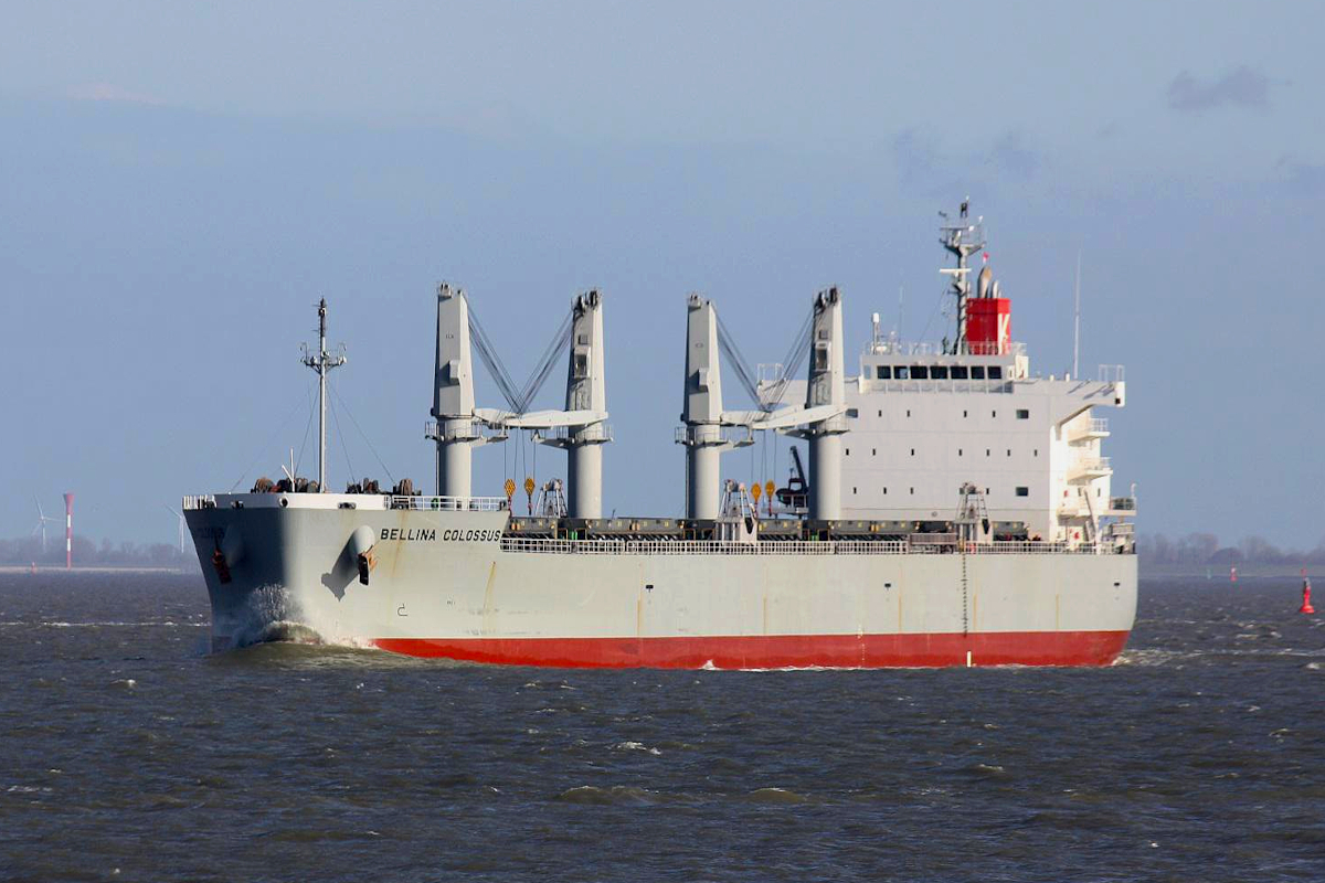 Bulk carrier BELLINA COLLOSSUS (IMO:9552977) Flagge Singapore am 23.03.2016 auf der Elbe vor Cuxhaven.