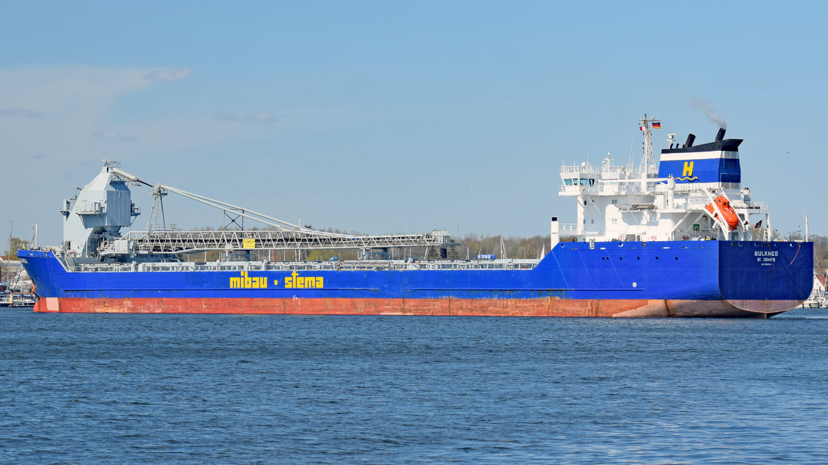 Bulk Carrier BULKNES (IMO 9384370) am 27.4.2021 eingehend Travemünde mit einer Teilladung Splitt aus dem norwegischen Jelsa für den Skandinavienkai. Das 2009 gebaute Massengutschiff von ca. 176 Meter Länge ist mit eigener Selbstlöscheinrichtung ausgestattet. Die BULKNES hat einen 85 m langen Schwenkarm und kann damit ihre Ladung direkt an Land löschen. Rund 33.000 Tonnen können geladen und mit ca. 3.000 Tonnen pro Stunde entladen werden.