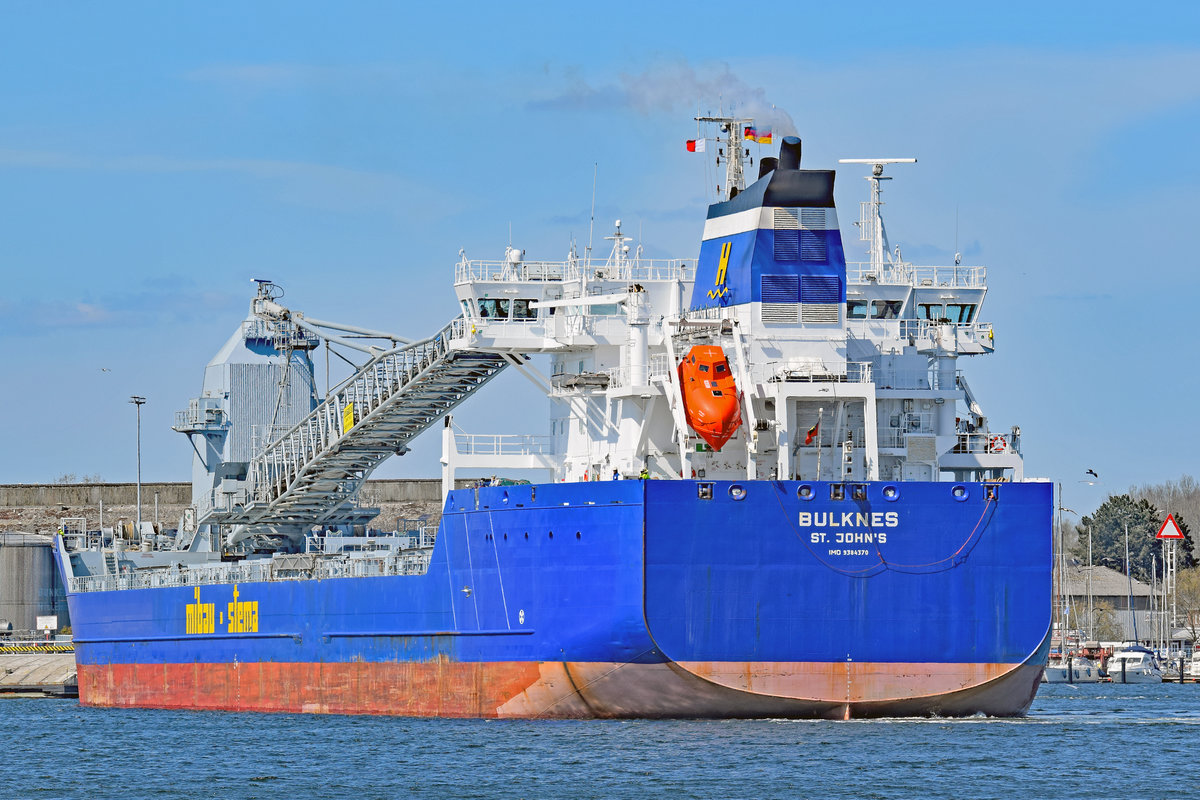 Bulk Carrier BULKNES (IMO 9384370) am 27.4.2021 eingehend Travemünde mit einer Teilladung Splitt aus dem norwegischen Jelsa für den Skandinavienkai. Das 2009 gebaute Massengutschiff von ca. 176 Meter Länge ist mit eigener Selbstlöscheinrichtung ausgestattet. Die BULKNES hat einen 85 m langen Schwenkarm und kann damit ihre Ladung direkt an Land löschen. Rund 33.000 Tonnen können geladen und mit ca. 3.000 Tonnen pro Stunde entladen werden.
