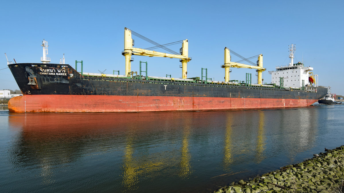 Bulk Carrier CHINTANA NAREE (IMO 9464039) am 03.03.2021 auf der Trave in Richtung Nordlandkai Lübeck fahrend. Der Frachter, 182,5 Meter lang, erhielt Schlepper-Unterstützung durch ARGUS und SATURNUS.Am Silokai vom ATR Landhandel wird Weizen für Algerien geladen.
Weitere von mir gemachte Fotos von diesem Schiff hier:
https://www.facebook.com/photo?fbid=1176738496093430&set=pcb.3814739281980514
