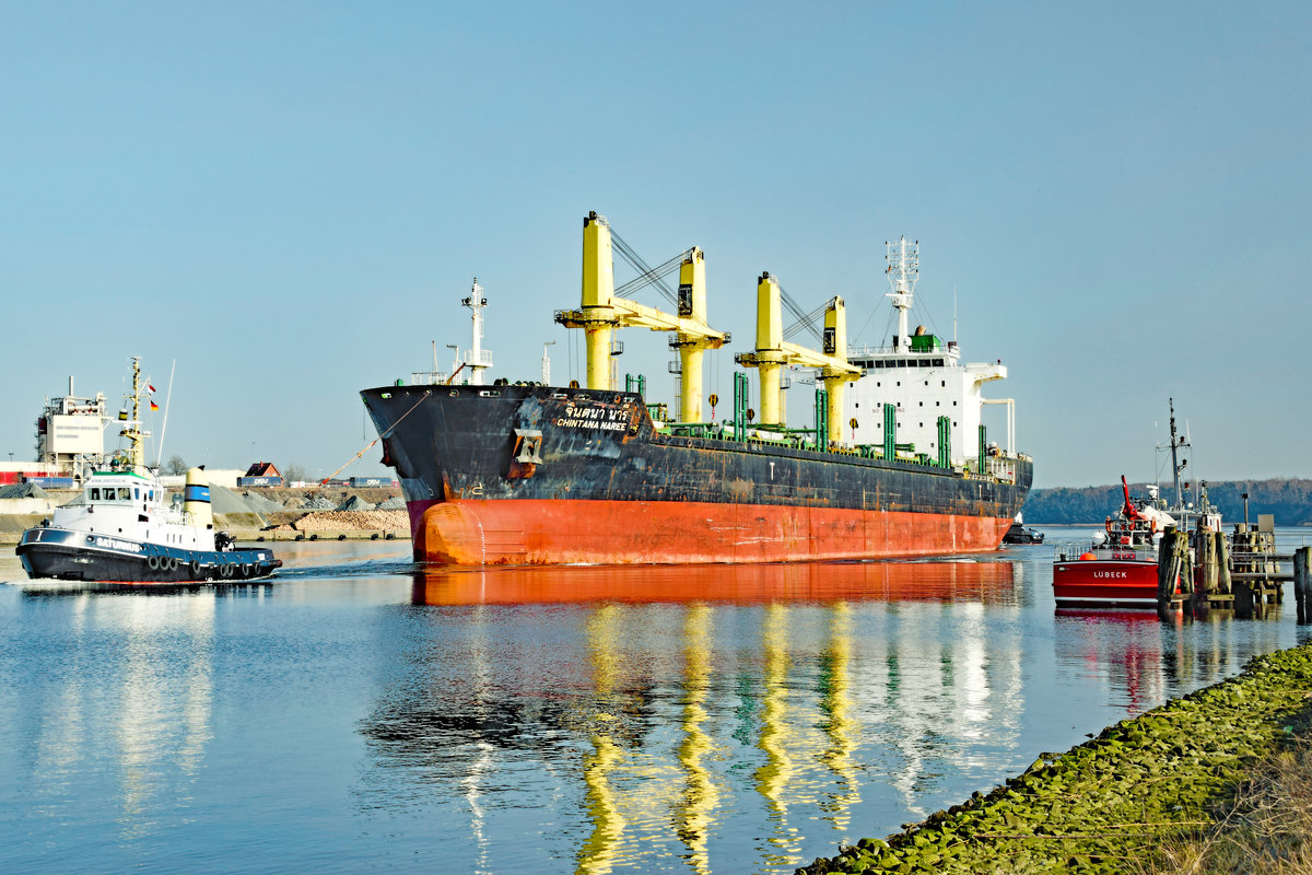 Bulk Carrier CHINTANA NAREE (IMO 9464039) am 03.03.2021 auf der Trave in Richtung Nordlandkai Lübeck fahrend. Der Frachter, 182,5 Meter lang, erhielt Schlepper-Unterstützung durch ARGUS und SATURNUS.