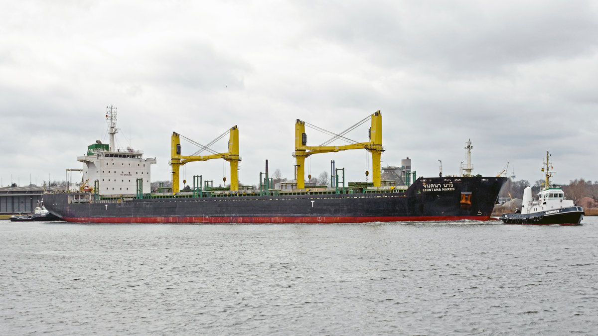 Bulk Carrier CHINTANA NAREE (IMO 9464039) hat im Vorwerker Hafen rund 24.000 to Weizen für Algerien geladen und macht sich gegen 13:45 Uhr des 7.3.2021 auf den Weg zur Weiterbeladung nach Rostock. Die Schlepper ARGUS und SATURNUS (Letztgenannter hier im Vordergrund zu sehen) leisten Unterstützung.