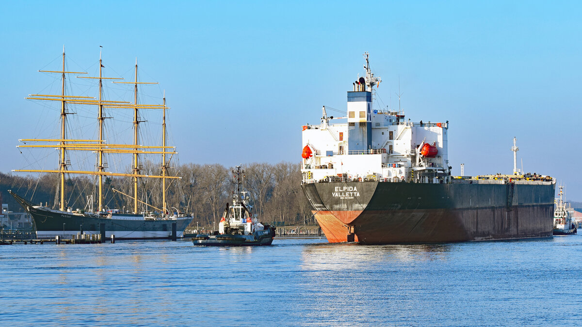 Bulk Carrier ELPIDA (IMO 9218284) am Morgen des 10.03.2022 in Lübeck-Travemünde