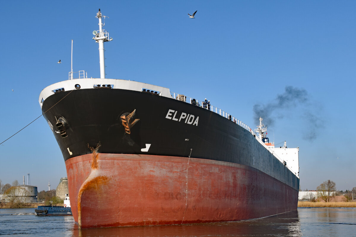 Bulk Carrier ELPIDA (IMO 9218284) am Morgen des 10.03.2022 in Lübeck unweit Nordlandkai 