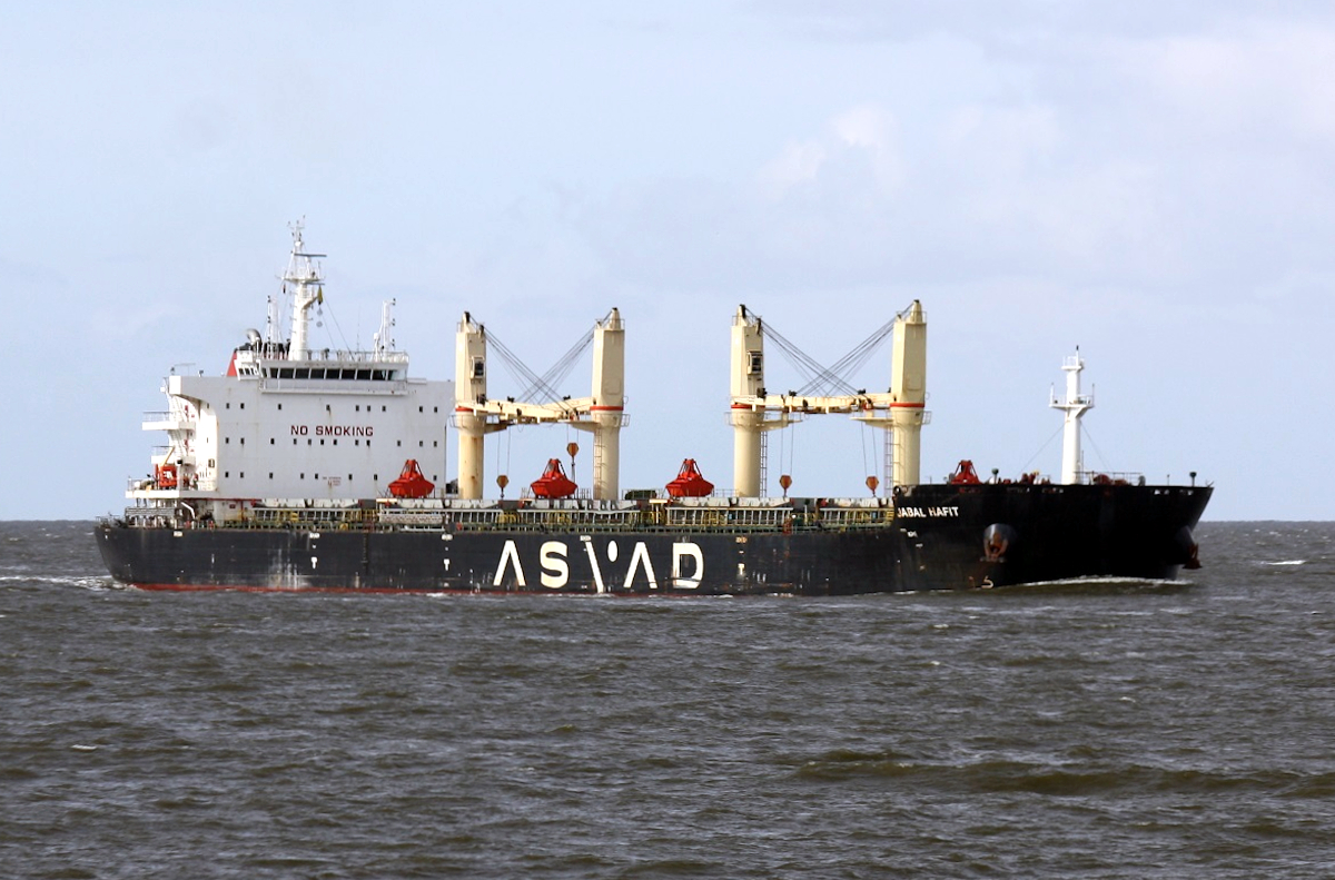 Bulk carrier JABAL HIFIT (IMO:9735804) Flagge Marshall Islands auf der Elbe am 17.04.2024 vor Cuxhaven.