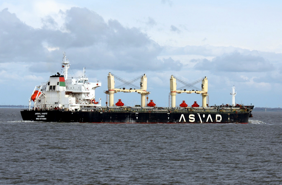 Bulk carrier JABAL HIFIT (IMO:9735804) Flagge Marshall Islands auf der Elbe am 17.04.2024 vor Cuxhaven.