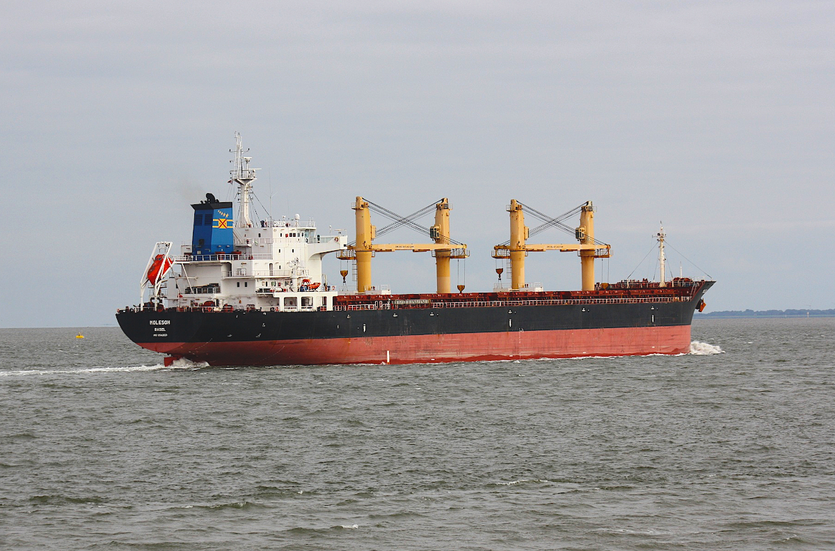 Bulk Carrier MOLESON (IMO:9542831)Flagge Schweiz L.181m B.30m auf der Elbe am 19.09.2021 vor Cuxhaven.