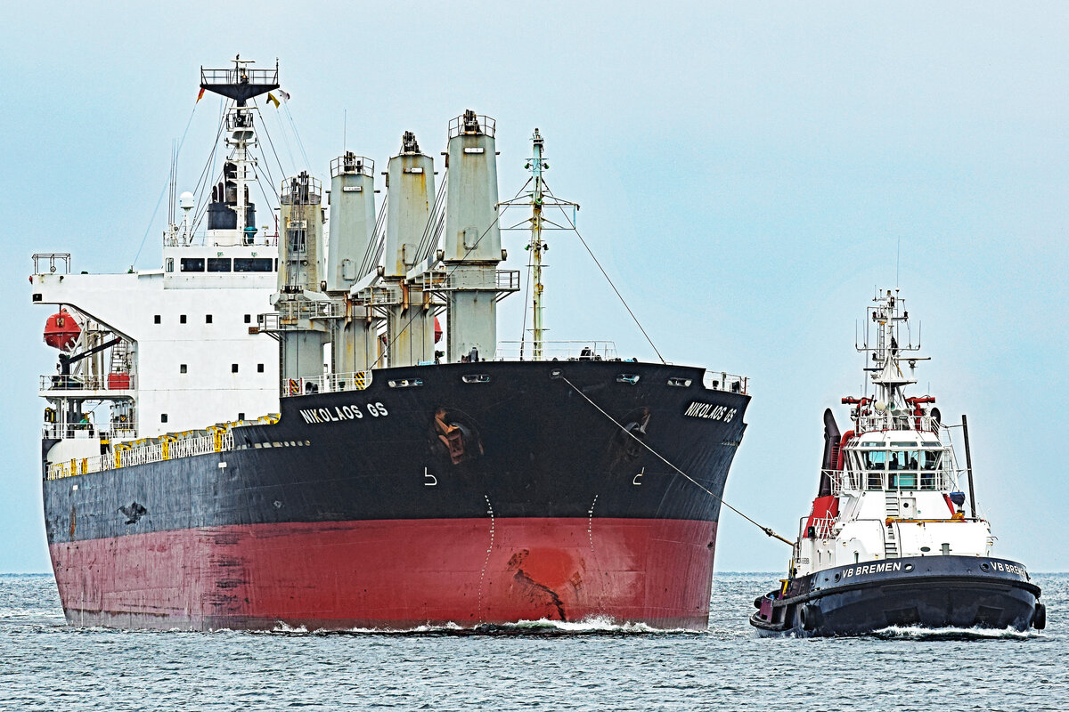 Bulk Carrier NIKOLAOS GS (IMO 9267170) und Schlepper VB BREMEN (IMO 9211212) am 25.08.2021 in der Ostsee vor Lübeck-Travemünde