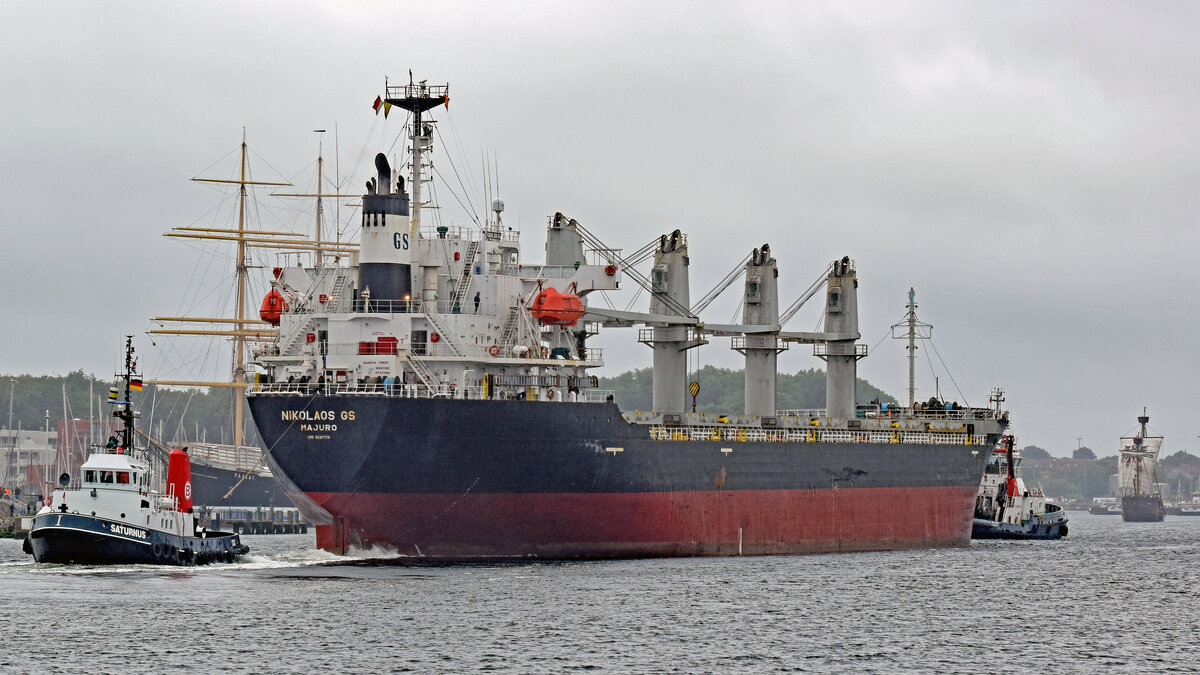 Bulk Carrier NIKOLAOS GS (IMO 9267170) und Schlepper SATURNUS am 25.08.2021 in Lübeck-Travemünde