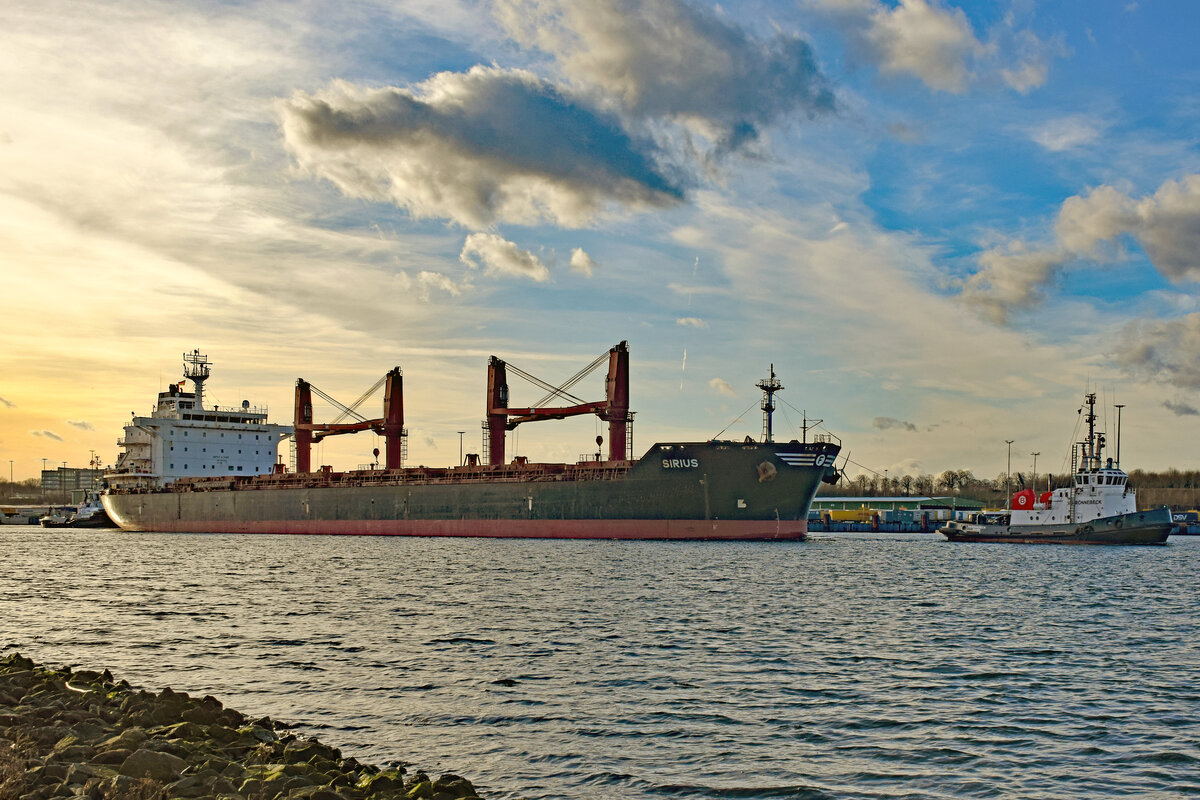 Bulk Carrier SIRIUS (IMO 9541887) mit Schlepper VB RÖNNEBECK und VB ARGUS am 01.01.2023 in Lübeck-Travemünde