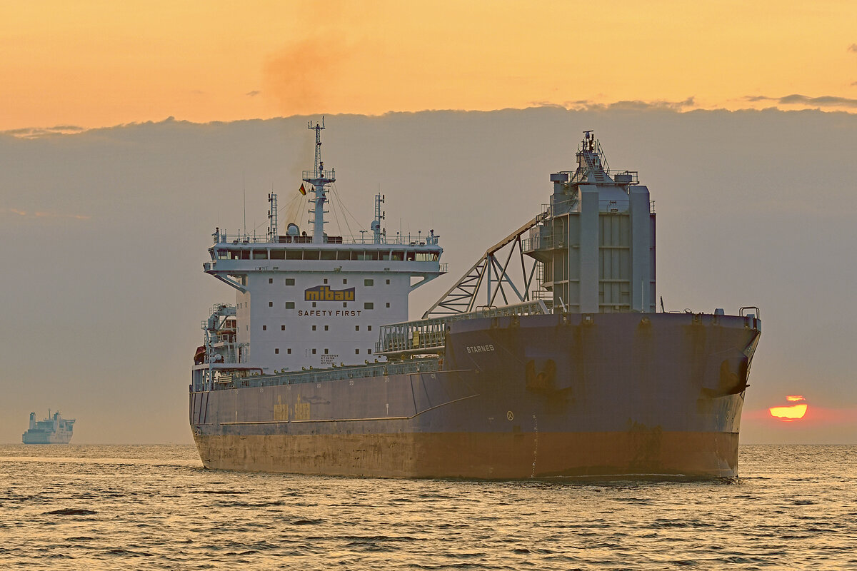 Bulk Carrier STARNES (IMO 9858424) am 15.05.2023 bei Sonnenaufgang in der Ostsee vor Lübeck-Travemünde