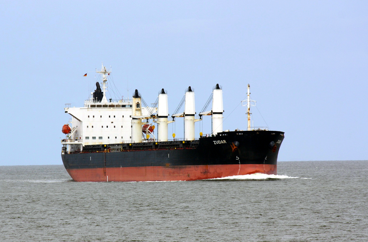 Bulk Carrier ZUDAR (IMO:9574042) L.180 m B.30 m Flagge Liberia auf der Elbe am 04.09.2021 vor Cuxhaven.