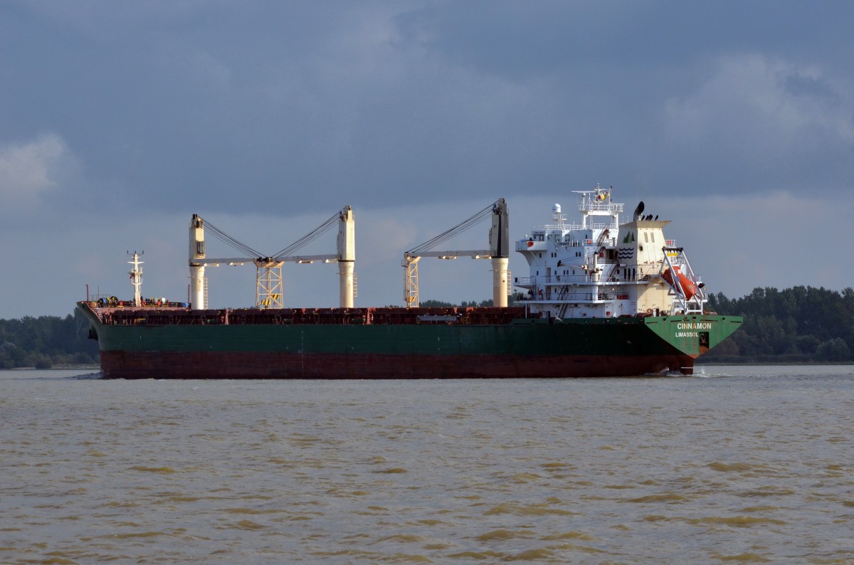 Bulkcarrier: CINNAMON, Heimathafen Limassol IMO-Nummer: 9239800, Container:1960 Teu, Länge: 186.44 m, Breite: 23.71 m, Tiefgang: 9.7 m, Baujahr: 2003. In Wedel am 25.09.15  einlaufend  nach  Hamburg beobachtet.