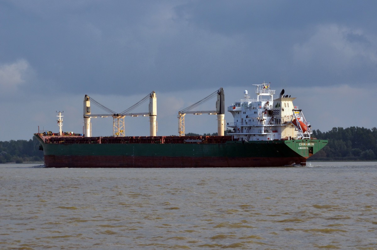 Bulkcarrier: CINNAMON, Heimathafen Limassol IMO-Nummer: 9239800, Container:1960 Teu, Lnge: 186.44 m, Breite: 23.71 m, Tiefgang: 9.7 m, Baujahr: 2003. In Wedel am 25.09.15  einlaufend  nach  Hamburg beobachtet.