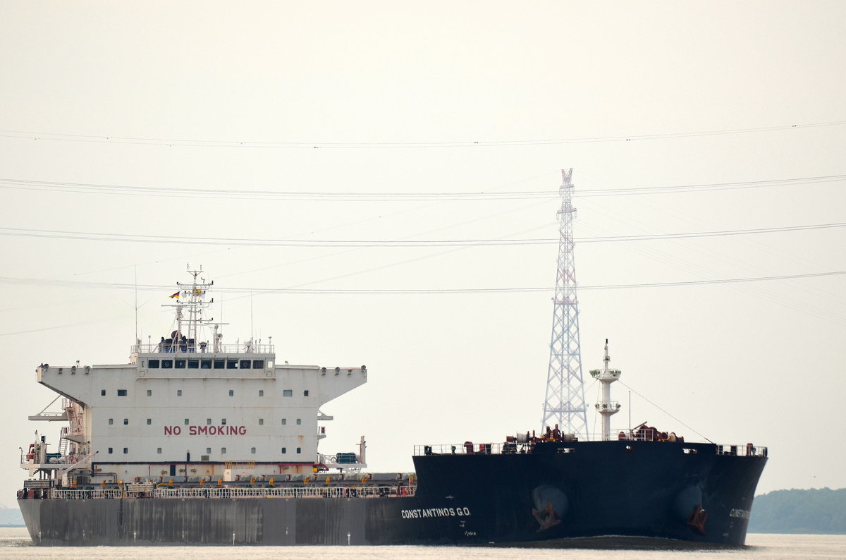 Bulker Constantinos G. O. IMO-Nummer:9437098 Flagge:Marshallinseln Länge:229.0m Breite:37.0m Baujahr:2011 Bauwerft:Hudong-Zhonghua Shipbuilding,Shanghai China einlaufend nach Hamburg bei Lühe am 29.05.16 