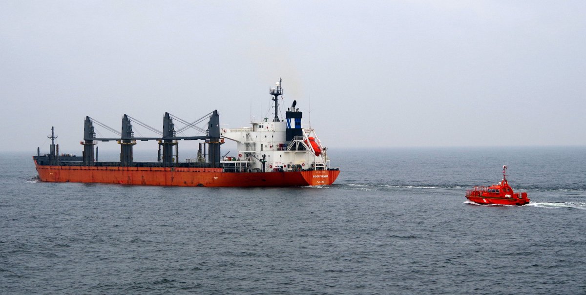 Bulker Sider Venus und Pilot Meckelborg vor Rostock am 20.10.16