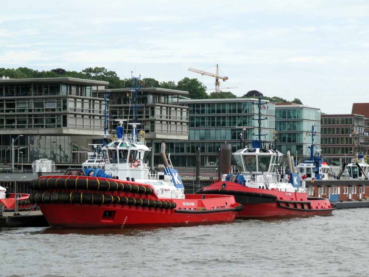 Bulldog-Schlepper SD Dolphin (IMO 9631034) und RT Zoe (IMO 9333888) am 03.07.2014 an ihrem Liegeplatz im Hafen HH.  