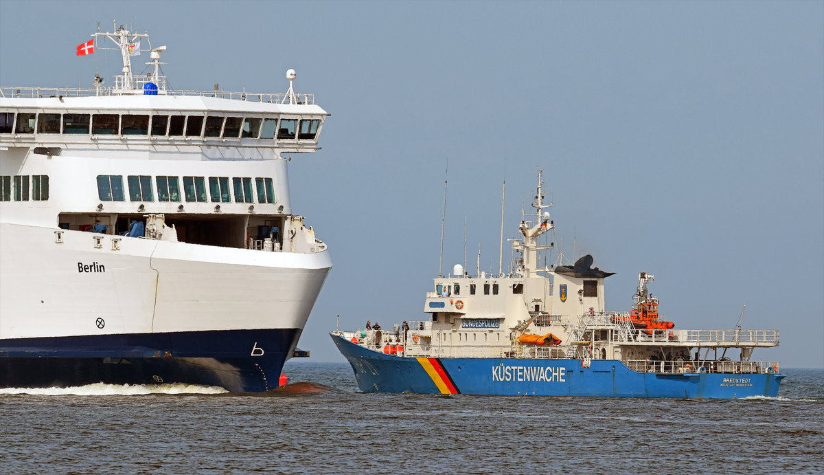 Bundespolizeiboot BP 21 am 30.08.2017 Rostock-Warnemünde verlassend und das Fährschiff BERLIN passierend