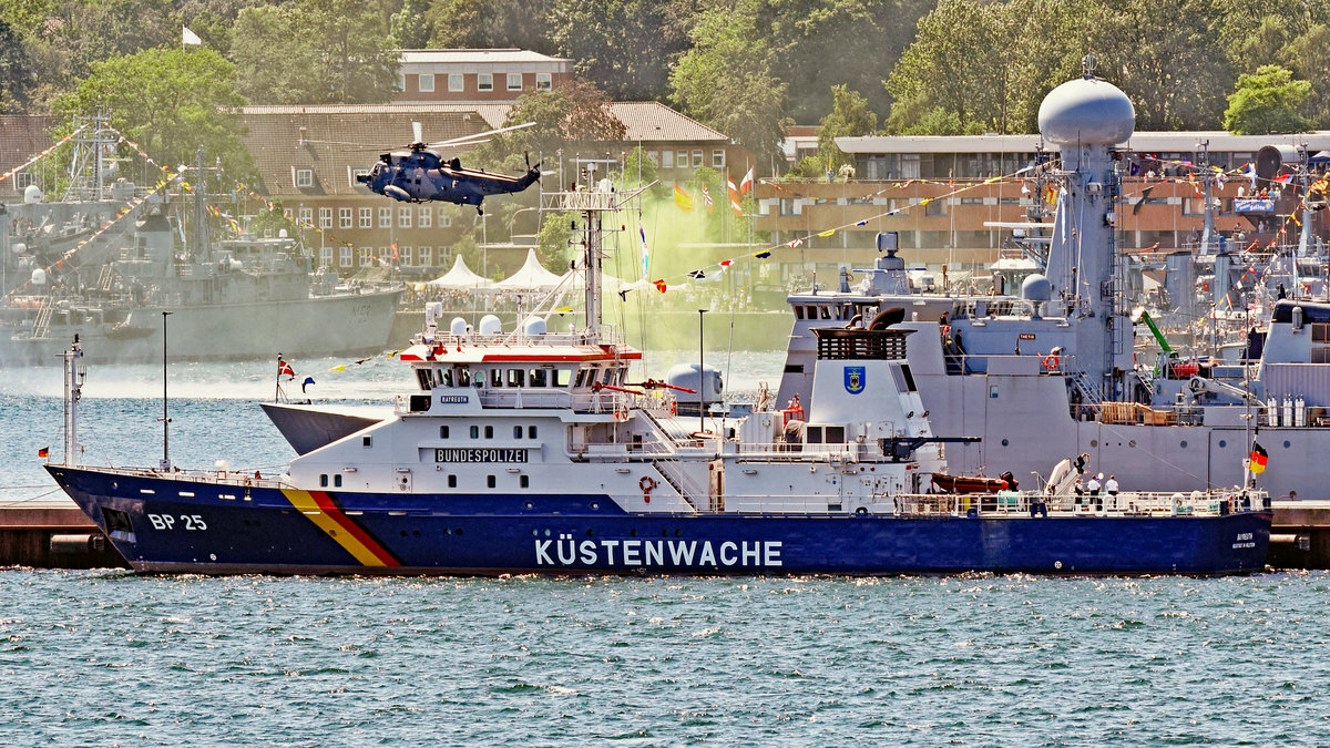 Bundespolizeiboot BP 25 BAYREUTH am 23.06.2019 in Kiel. Links oben ist der Bundesmarine-Hubschrauber 89+52 zu sehen.