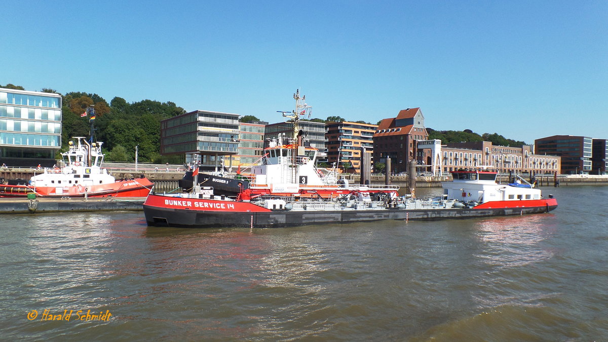 BUNKER SERVICE 14 (ENI 02336440) am 7.9.2016, Hamburg, Elbe, Schlepperponton Neumühlen, beim Bebunkern der BUGSIER 3 /
TMS / Tonnage: 564 t / Lüa 57,5 m, B 9,6 m, Tg 2,3 m / 1 Diesel, Caterpillar, 625 kW (850 PS) / gebaut 2015 in Rumänien + NL / Eigner: NWB (Nord-Westdeutsche Bunker GmbH, Hamburg) / Flagge D, Heimathafen: Hamburg / 
