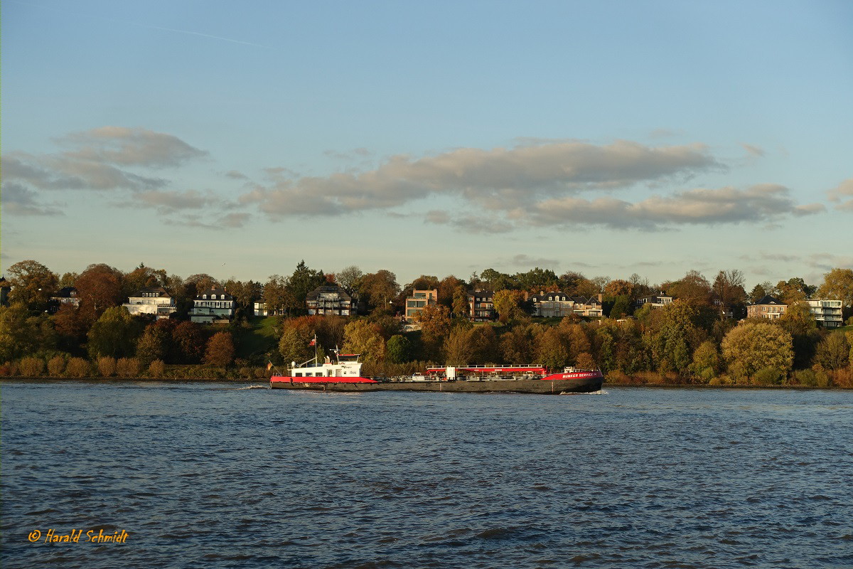 BUNKER SERVICE 14 (ENI 02336440) am 29.10.2019, Hamburg, Elbe, vor Övelgönne  / 
TMS / Tonnage: 564 t / Lüa 57,5 m, B 9,6 m, Tg 2,3 m / 1 Diesel, Caterpillar, 625 kW (850 PS) / gebaut 2015 in Rumänien + NL / Eigner: NWB (Nord-Westdeutsche Bunker GmbH, Hamburg) / Flagge D, Heimathafen: Hamburg / 
