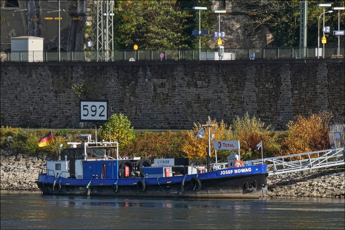 Bunkerboot „Josef Nowag“, ENI 04022540; L 27,85 m; B 5,56 m; Tonnage: 124; Bauwerft: Scheel & Jonke aus Hamburg;  Bj 1953;  Aufgenommen am Rhein in Koblenz, 07.11.2018 (Hans)