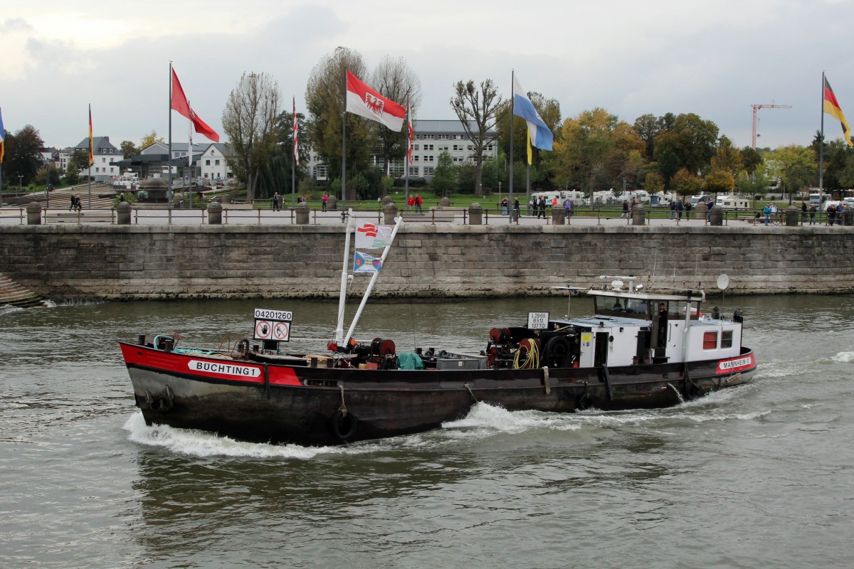 Bunkerboot Büchting 1 (04201260 , 29,65 x 5,12m) am 21.10.2014 am Deutschen Eck in Koblenz auf dem Rhein zu Berg.