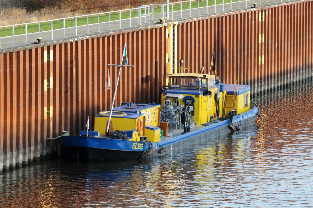 Bunkerboot Elbe (05801920 , 31 x 5,08m) mußte am 24.11.2016 auf seine Bergschleusung im Unteren Vorhafen der Schleuse Rothensee warten.