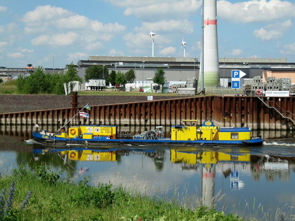 Bunkerboot Elbe (05801920 , 31 x 5,08m) am 19.06.2017 im Zweigkanal des Magdeburger Hafens am Hanse-Terminal in Fahrt.