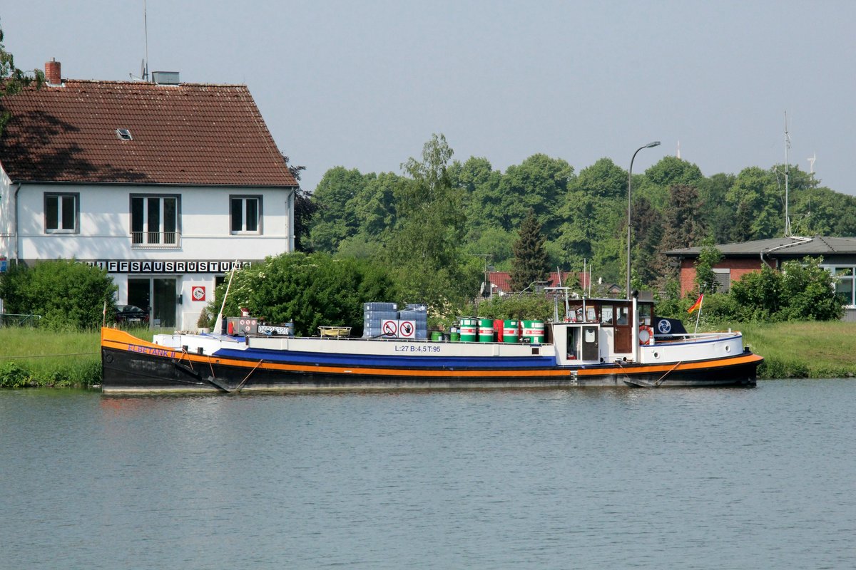 Bunkerboot Elbetank II (04025320 , 27 x 4,5m) am 14.05.2018 an der Schnittstelle Dortmund-Ems-Kanal / Wesel-Datteln-Kanal in Datteln.